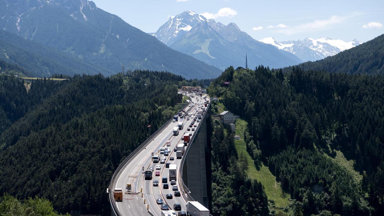 Autos und LKW fahren zwischen Patsch und Schönberg am Brenner über die Europabrücke. 