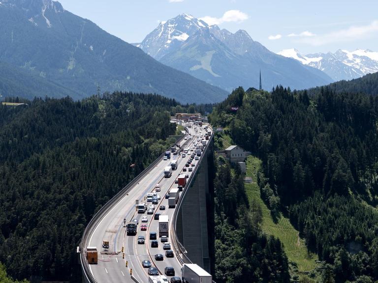 Autos und LKW fahren zwischen Patsch und Schönberg am Brenner über die Europabrücke.