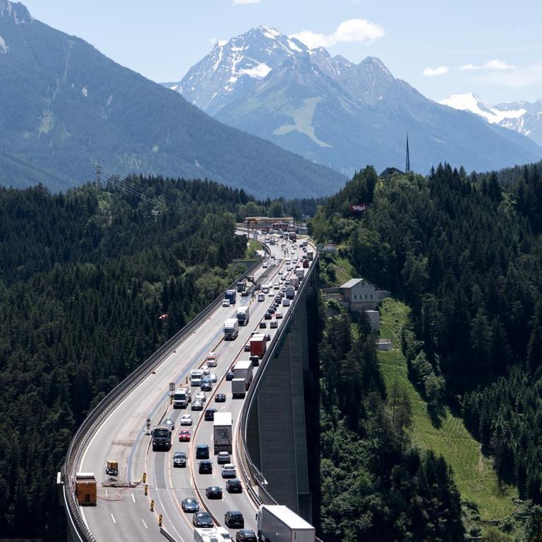 Autos und LKW fahren zwischen Patsch und Schönberg am Brenner über die Europabrücke. 