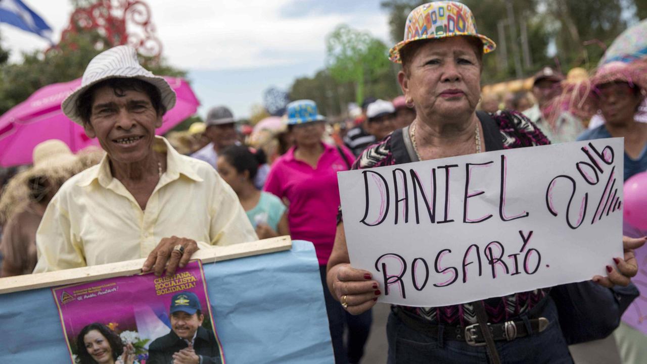 Demonstranten der Befürworter von Präsident Daniel Ortega und seiner Frau, Rosario Murillo, am 12. Oktober in Managua, Nicaragua. 

