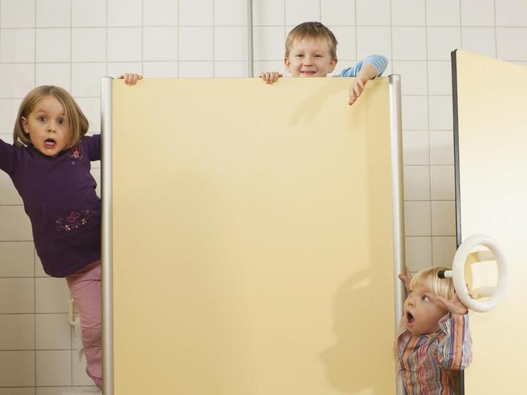 Spielende Kinder im Badezimmer einer Kita.