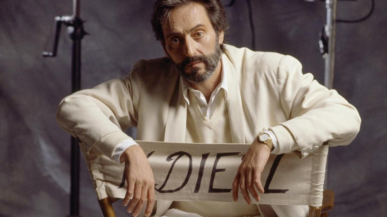 Helmut Dietl sitzt in den 1990er-Jahren auf einem Regiestuhl mit seinem Namen