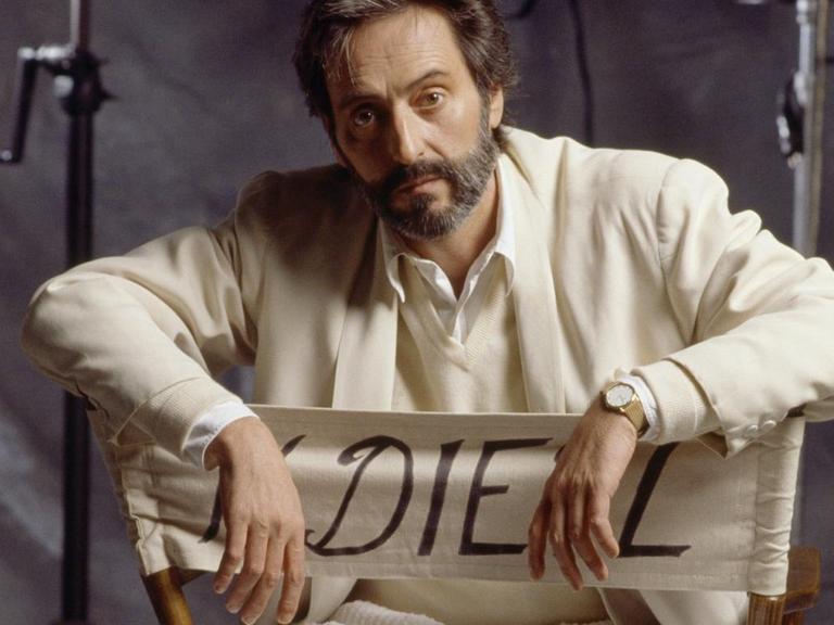 Helmut Dietl sitzt in den 1990er-Jahren auf einem Regiestuhl mit seinem Namen
