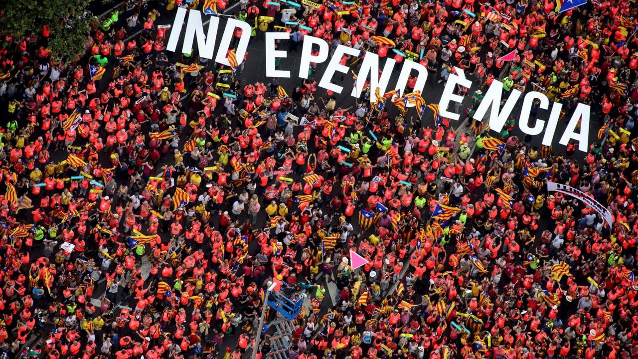 Hundertausende Menschen demonstrieren in Barcelona für Kataloniens Unabhängigkeit. 