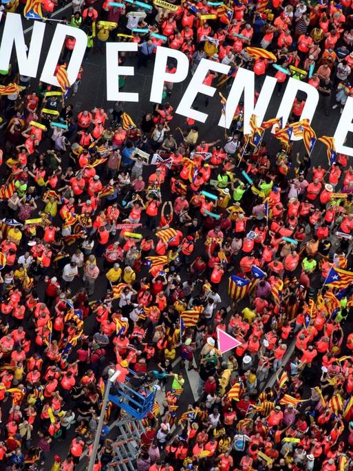Hundertausende Menschen demonstrieren in Barcelona für Kataloniens Unabhängogkeit.