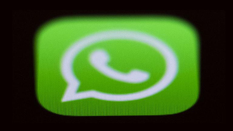 ILLUSTRATION - 17.09.2019, Hessen, Rüsselsheim: Das Logo der Messenger-App WhatsApp ist auf einem Display eines Smartphones zu sehen. Foto: Silas Stein/dpa | Verwendung weltweit