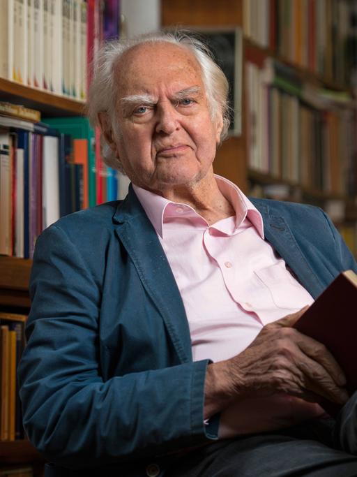 Der ehemalige Präsident des Goethe-Instituts, Hilmar Hoffmann, in seinem Arbeitszimmer in Frankfurt am Main.