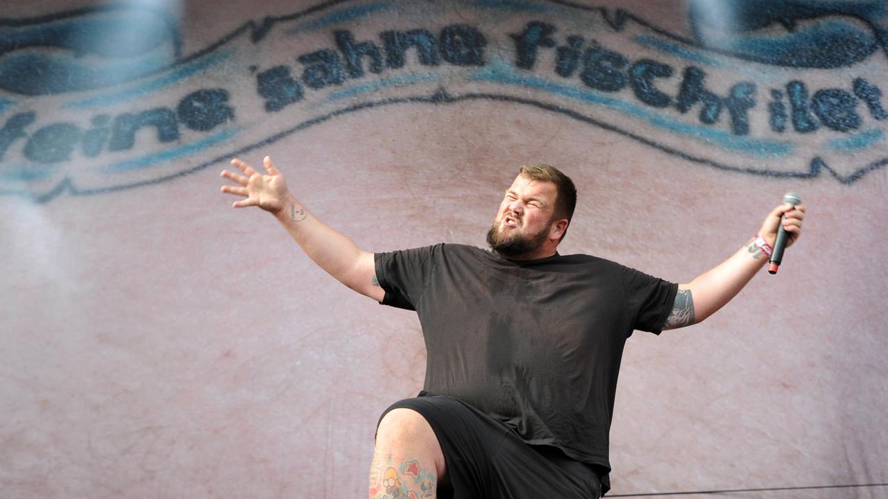 Sänger Jan "Monchi" Gorkow von der Rostocker Punkband Feine Sahne Fischfilet beim Hurricane Festival 2018 in Scheessel