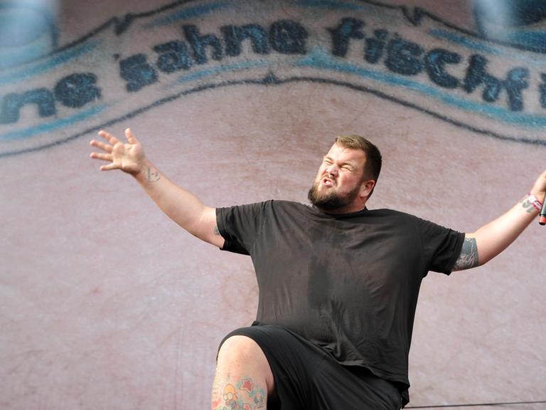 Sänger Jan "Monchi" Gorkow von der Rostocker Punkband Feine Sahne Fischfilet beim Hurricane Festival 2018 in Scheessel