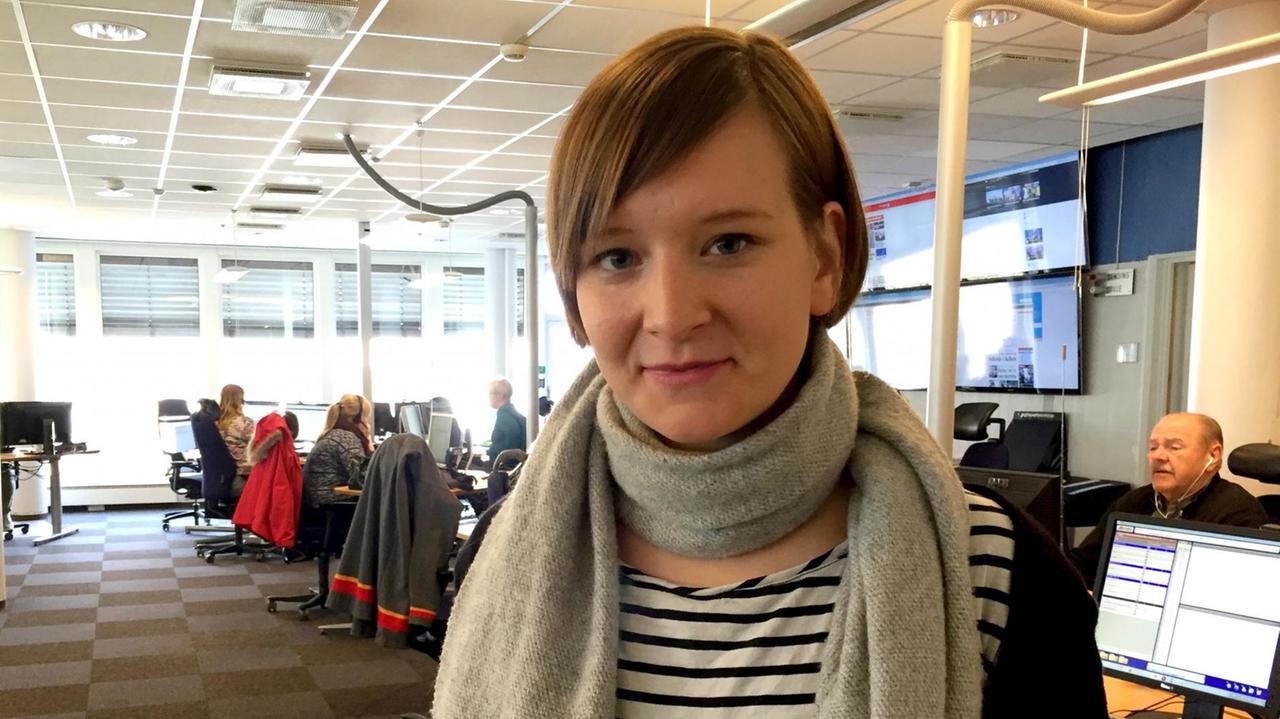 DLF-Nachrichtenredakteurin Jana Sinram im Großraum-Büro von NRK in Tromsø