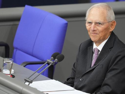Alterspräsident Wolfgang Schäuble (CDU) spricht bei der konstituierenden Sitzung des neuen Bundestags.