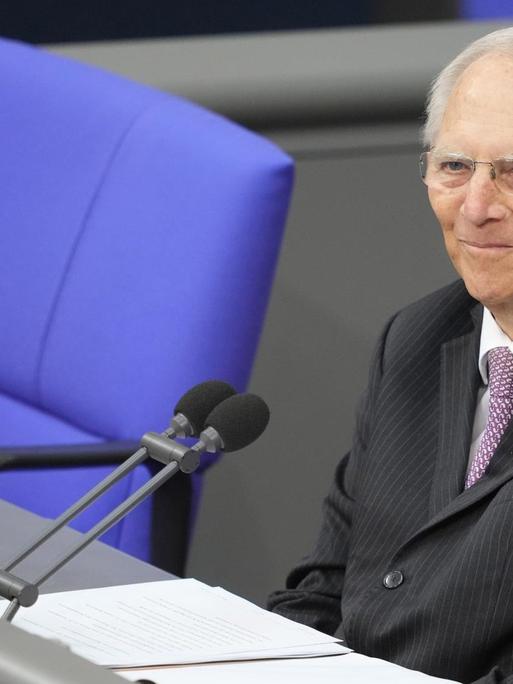Alterspräsident Wolfgang Schäuble (CDU) spricht bei der konstituierenden Sitzung des neuen Bundestags.