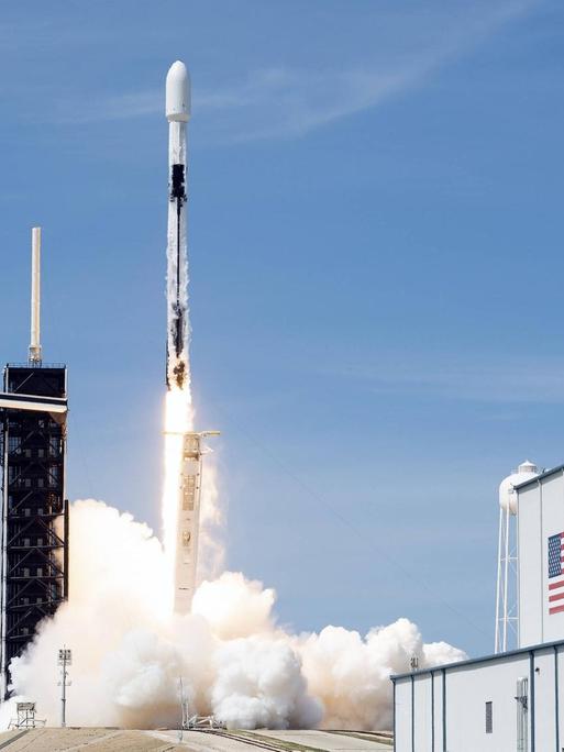 Der Start einer Rakete, die Elon Musks Starlink-Satelliten ins All befördert.
