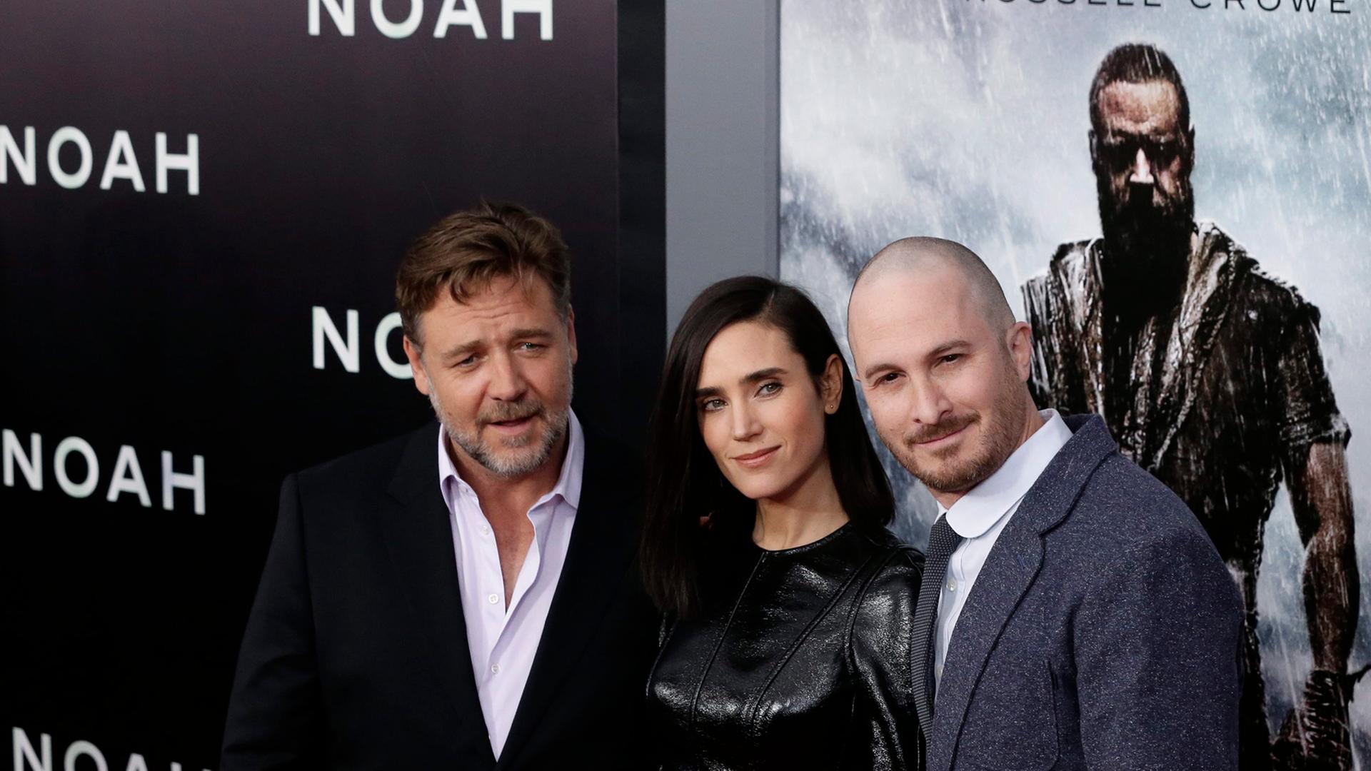 Regisseur Darren Aronofsky posiert mit den Hauptdarstellern Jennifer Connelly und Russell Crowe bei der Premiere von "Noah" in New York für die Fotografen.