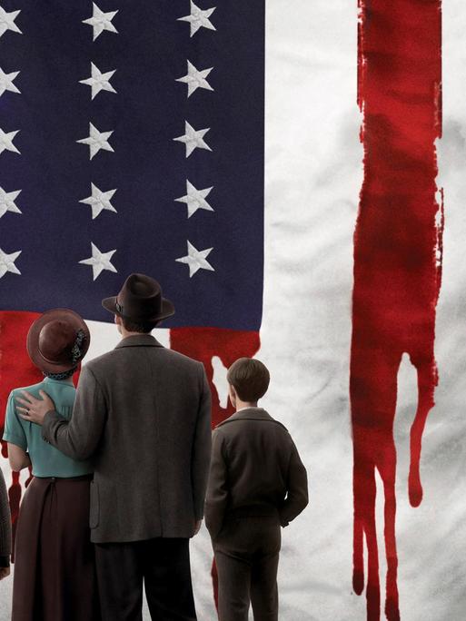 Eine Familie von hinten vor einer US-amerikansichen Flagge. Die Roten STreifen laufen herab, wie Blut.