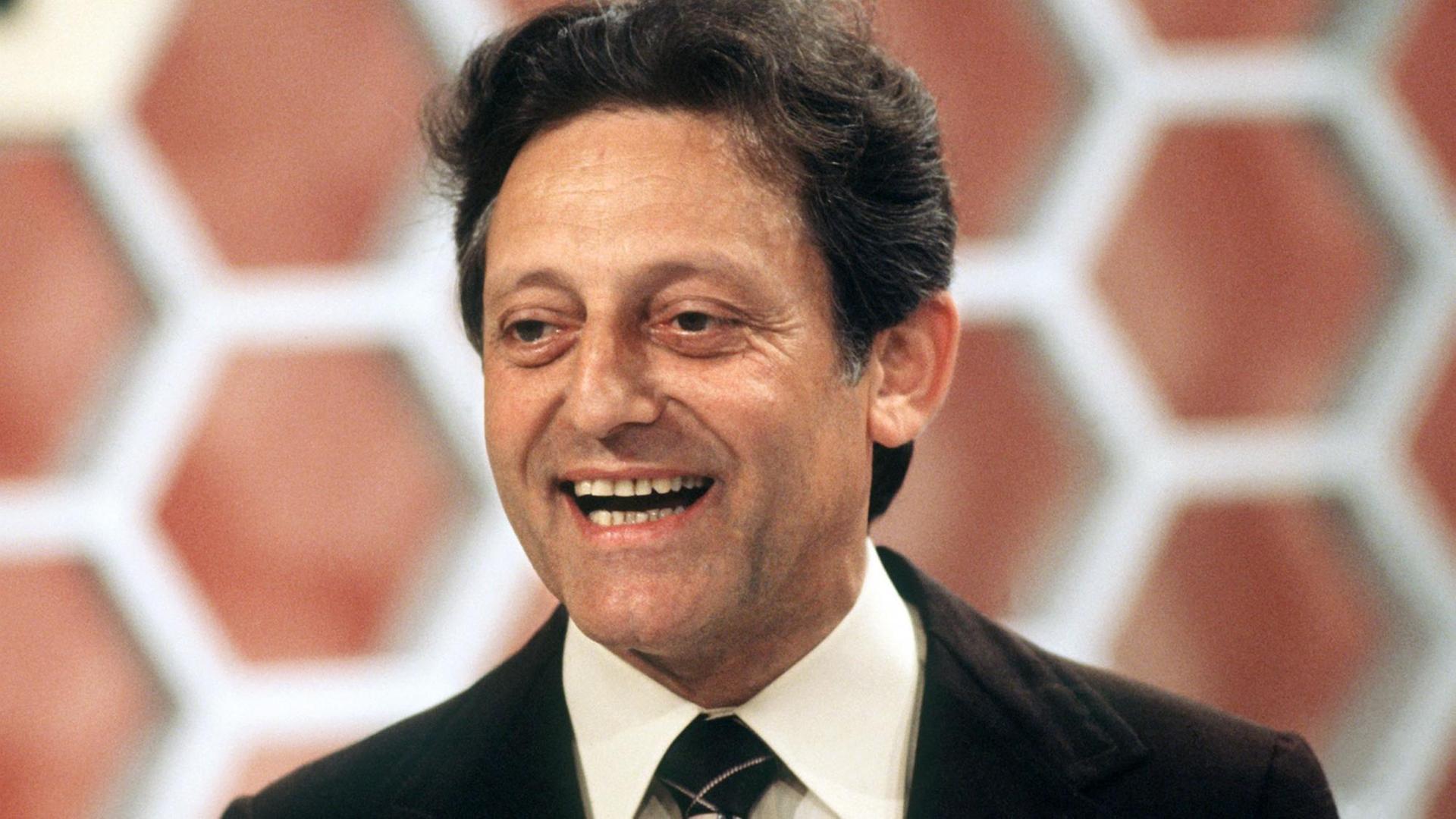 Der beliebte Quizmaster während einer "Dalli-Dalli"-Sendung im Juni 1978. Hans Rosenthal moderierte mehrere Quizsendungen im Hörfunk sowie im Fernsehen, bis ihm im Mai 1971 mit "Dalli-Dalli" der große Durchbruch gelang. Bis zum September 1986 moderierte er die ZDF-Quizsendung 153 mal. In seiner 1980 erschienenen Autobiografie "Zwei Leben in Deutschland" schildert er u.a. seine Leidenszeit als Jude im Dritten Reich. Hans Rosenthal wurde am 2. April 1925 in Berlin geboren und starb am 10. Februar 1987 ebenda an Krebs.