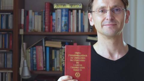 Er ist der Sechste - von insgesamt neun Kindern einer Familie. Dirk Strobels Ehrenpate war Walter Ulbricht.