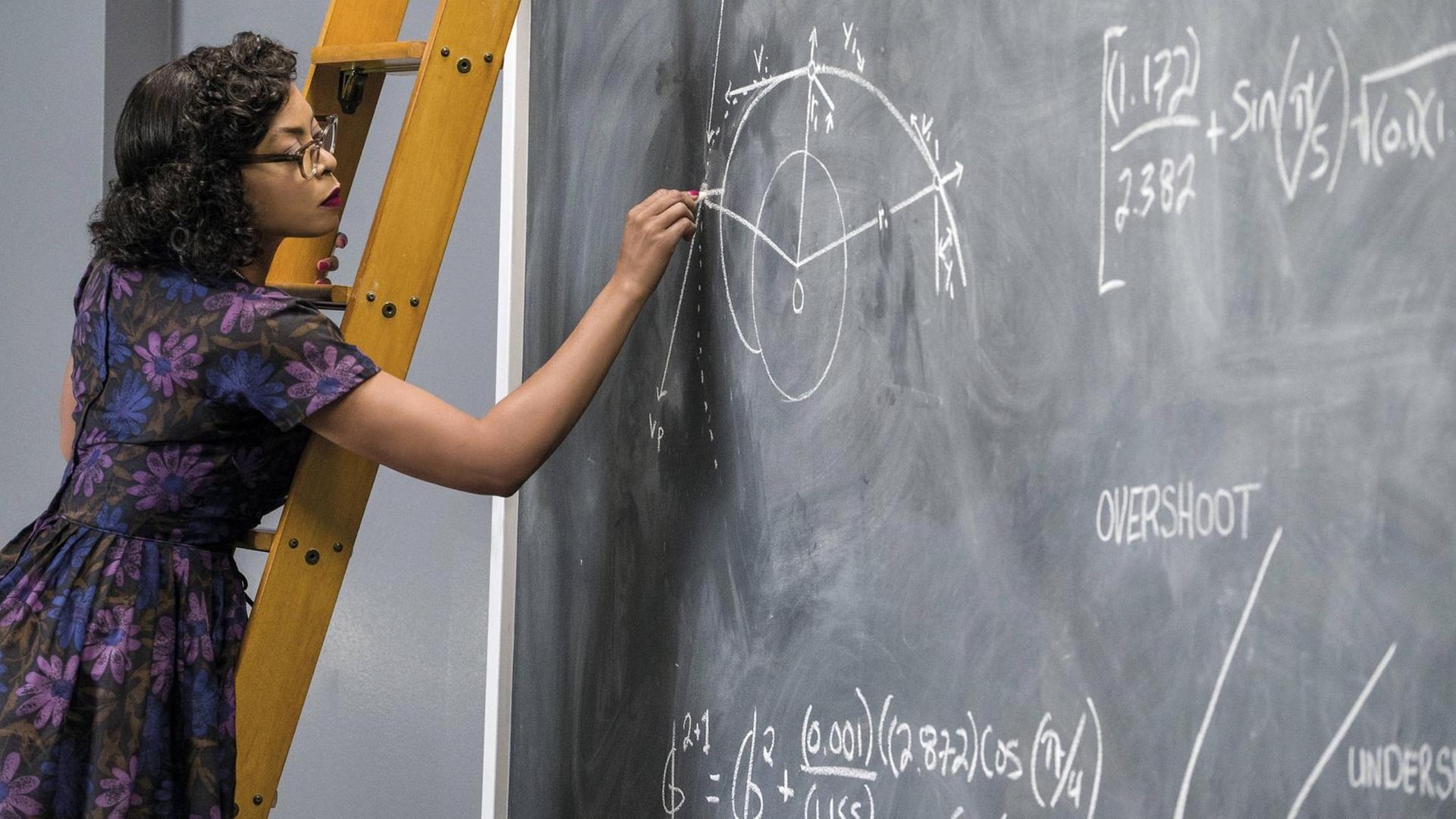 Die Schauspielerin Taraji P. Henson schreibt in einer Szene des Films "Hidden Figures" in dem sie eine Wissenschaftlerin spielt, mathematische Formeln an eine Tafel in einem Büro der NASA.