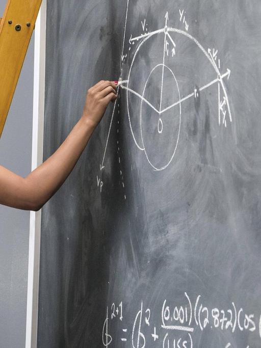 Die Schauspielerin Taraji P. Henson schreibt in einer Szene des Films "Hidden Figures" in dem sie eine Wissenschaftlerin spielt, mathematische Formeln an eine Tafel in einem Büro der NASA.