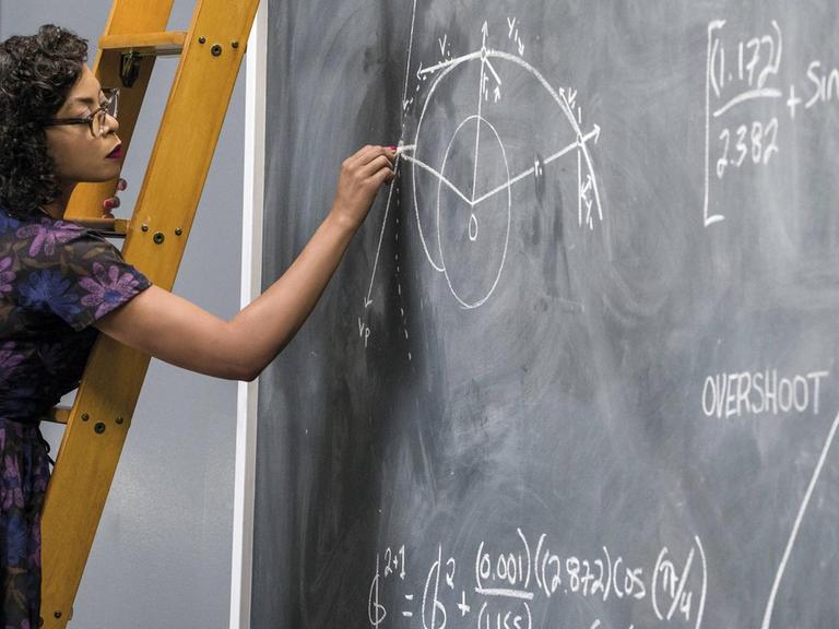 Die Schauspielerin Taraji P. Henson schreibt in einer Szene des Films "Hidden Figures" in dem sie eine Wissenschaftlerin spielt, mathematische Formeln an eine Tafel in einem Büro der NASA.