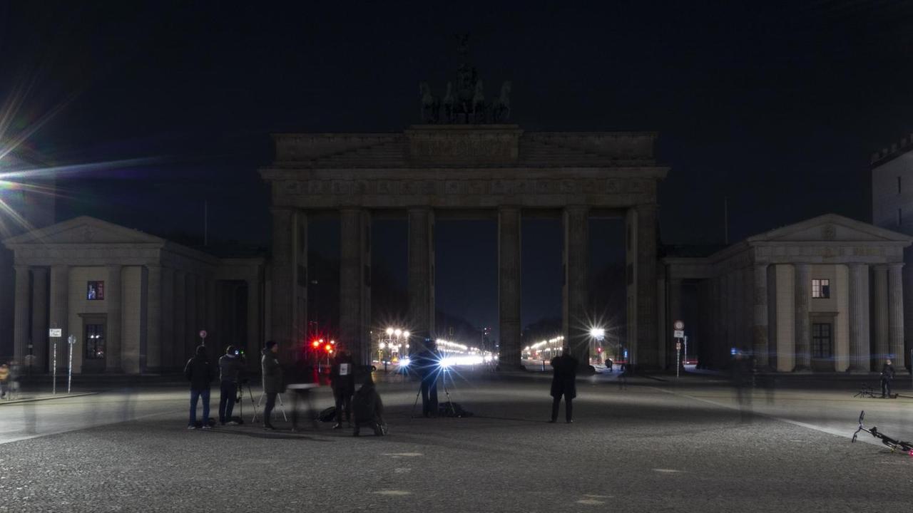 Das Brandenburger Tor in Berlin ist während der "Earth Hour" dunkel.