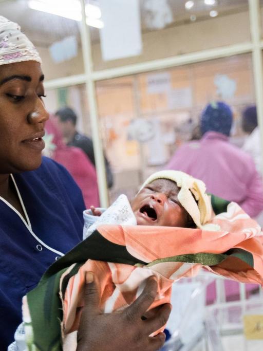 Ein Baby in der Neugeborenenabteilung in dem gynaekologischen Krankenhaus in Niamey (Niger) am 24.11.2017. Im Schnitt gebaehrt jede nigrische Frau mehr als sieben Kinder.