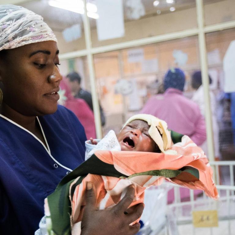 Ein Baby in der Neugeborenenabteilung in dem gynaekologischen Krankenhaus in Niamey (Niger) am 24.11.2017. Im Schnitt gebaehrt jede nigrische Frau mehr als sieben Kinder.