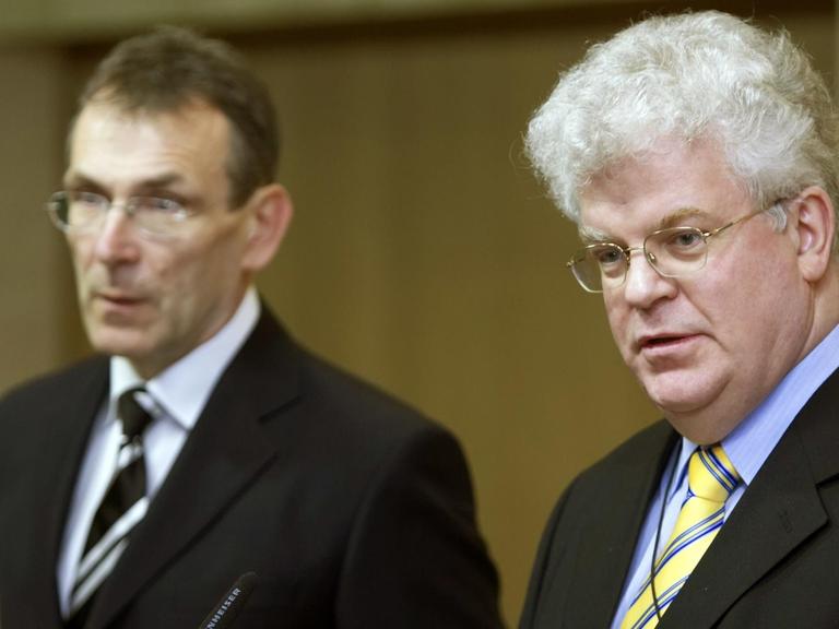 Der russische EU-Botschafter Wladimir Tschischow und der damalige EU-Kommissar Andris Piebalgs (l) am 10.01.2007 in Brüssel.