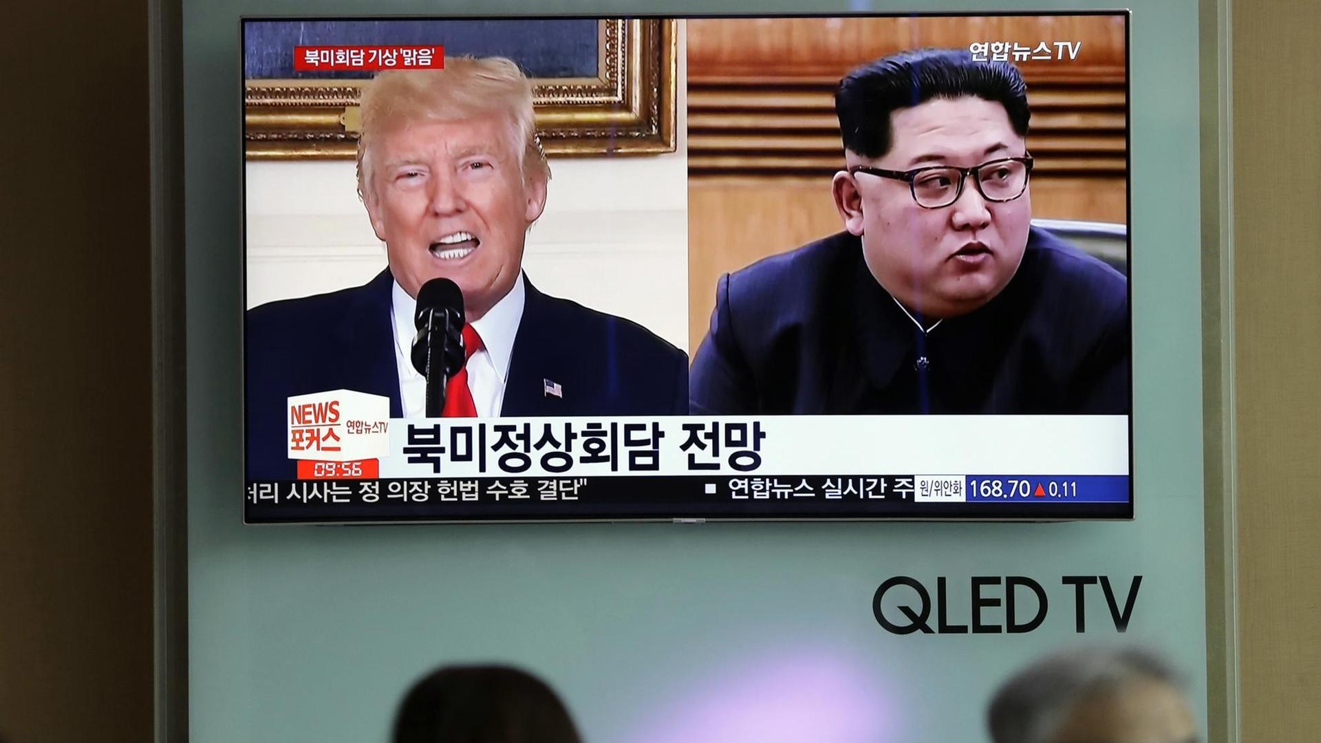 Kim Jong Un und Donald Trump auf einem Fernseh-Bildschirm