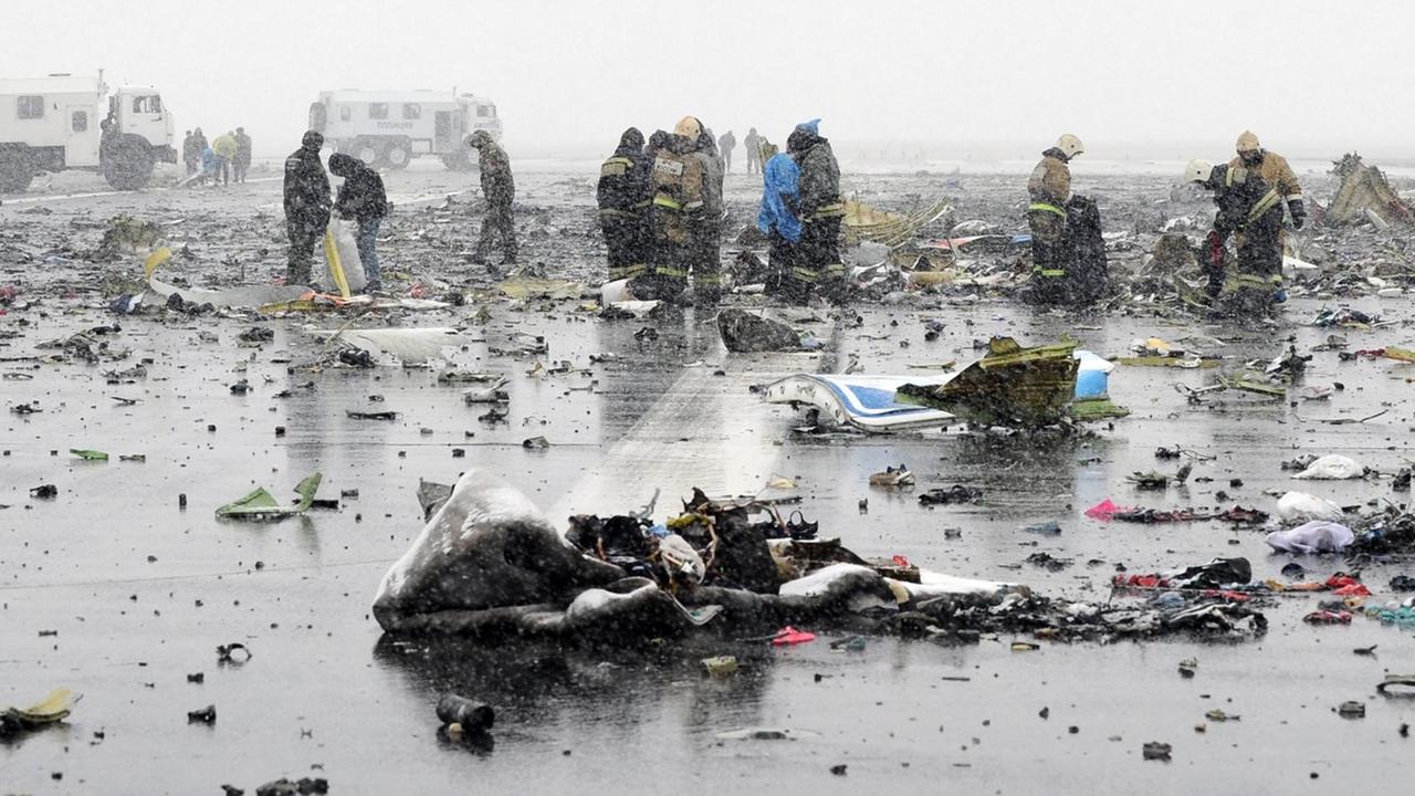 Das Trümmerfeld nach dem Absturz einer Boeing 737 nahe des Flughafens Rostow am Don in Russland.