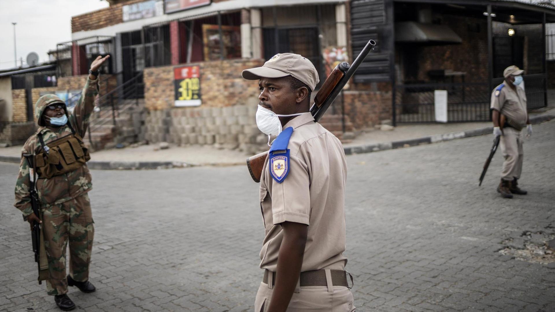 Südafrikanische Sicherheitskräfte stellen in Johannesburg eine Straßenblockade auf.