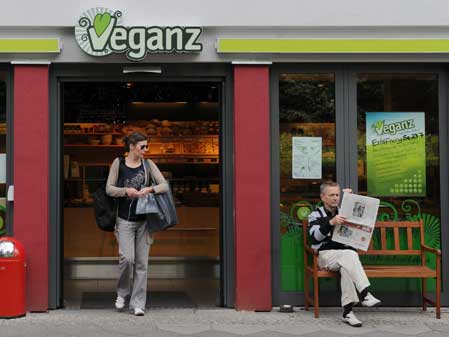 Der Eingang des ersten veganen Vollsortiment-Supermarkts Europas "Veganz" in der Schivelbeiner Straße in Berlin-Prenzlauer Berg.