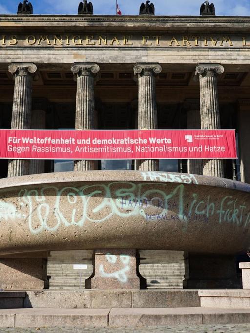 Eine großflächig beschmierte Granitschale auf der Berliner Museumsinsel.