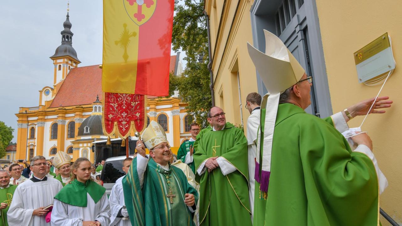 Wolfgang Ipolt (M), Bischof des Bistums Görlitz, segnet nach der Klostergründung in Neuzelle das Gebäude des katholischen Pfarrhauses.