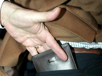 Die Hand eines Meisterdiebes demonstriert im Polizeipräsidium in München die professionelle Entwendung einer Brieftasche aus der Gesäßtasche eines Mannes.