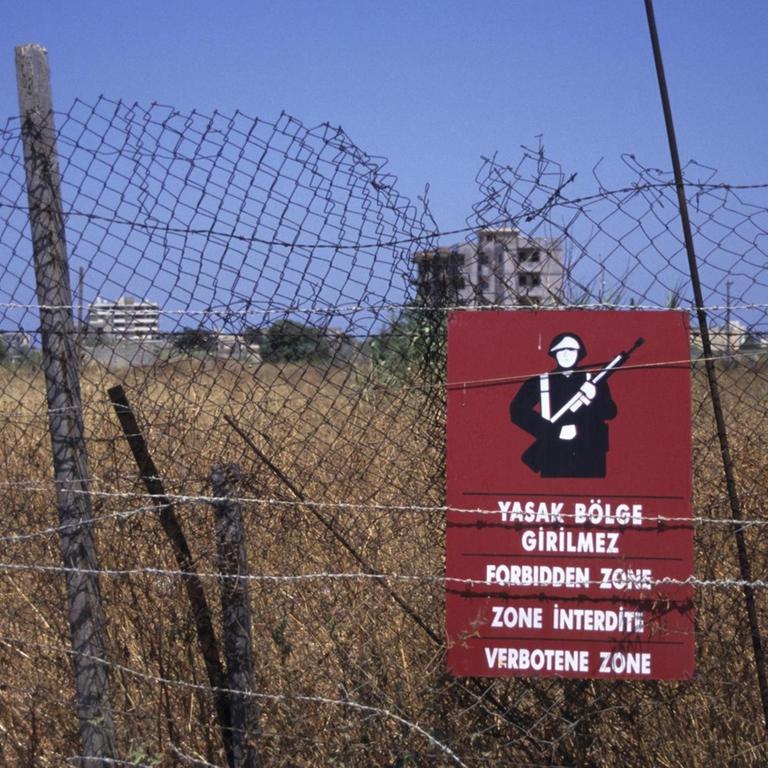 Grenzzaun mit Schild in Nordzypern