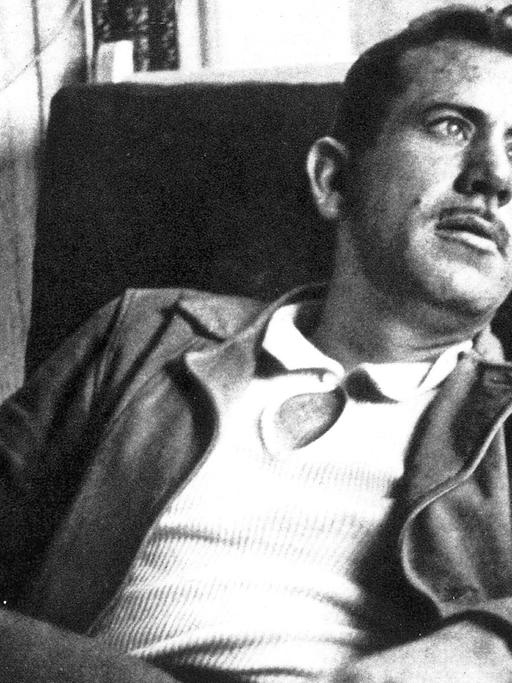 Der US-Schriftsteller und Träger des Literaturnobelpreises John Steinbeck sitzt in einem Sessel.