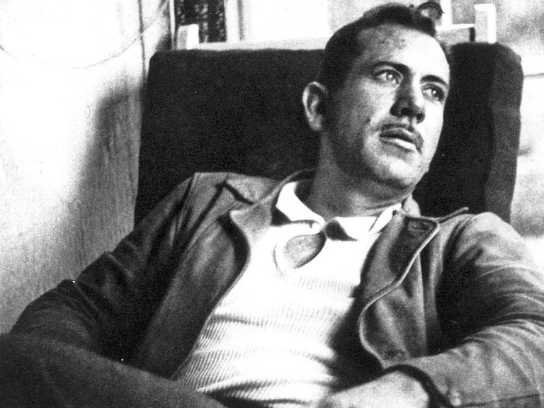 Der US-Schriftsteller und Träger des Literaturnobelpreises John Steinbeck sitzt in einem Sessel.