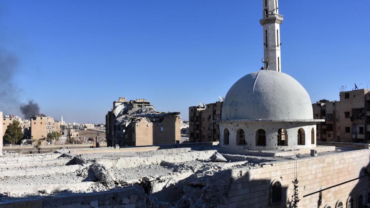 Ein Bild vom 27.11.2015 zeigt eine beschädigte Moschee im Distrikt Masaken Hanano in Ost-Aleppe/Syrien, einen Tag nach der Rückeroberung durch regierungstreue Truppen.