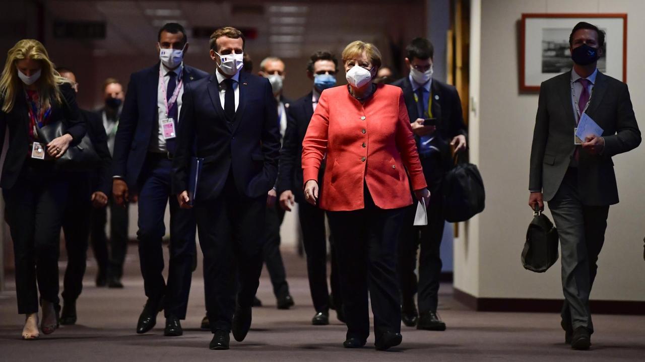 Frankreichs Präsident Macron und Bundeskanzlerin Merkel mit Mundschutz beim EU-Gipfel.