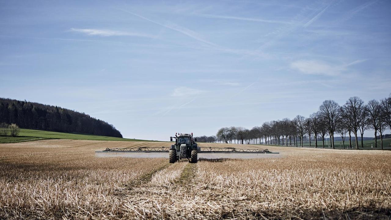 Ein Traktor bringt Glyphosat auf einem Feld in Niedersachsen aus