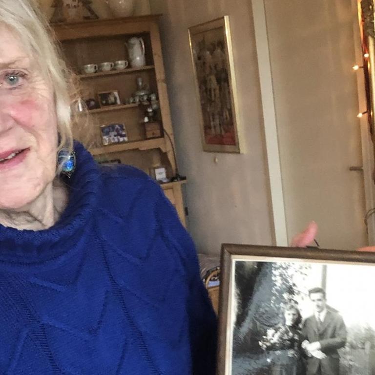 Die niederländische Historikerin Monika Diederichs hält in ihrem Wohnzimmer in Haarlem eine gerahmte Schwarz-Weiß-Fotografie ihrer Eltern in der Hand