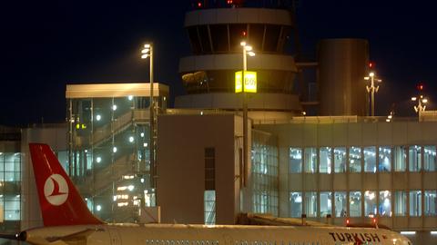 Ein Airbus der Turkish Airlines steht am Dienstag vor dem Terminal des Flughafens Düsseldorf.