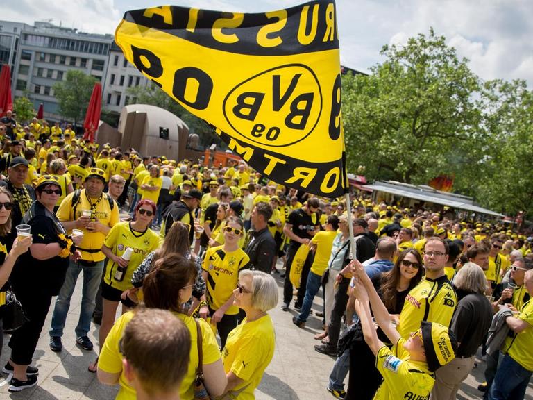 Dortmund-Fans feiern auf dem Breitscheidplatz in Berlin.