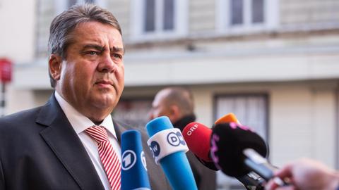 Bundeswirtschaftsminister Sigmar Gabriel (SPD) spricht nach dem Treffen der EU-Wirtschaftsminister in Bratislava in Mikrofone