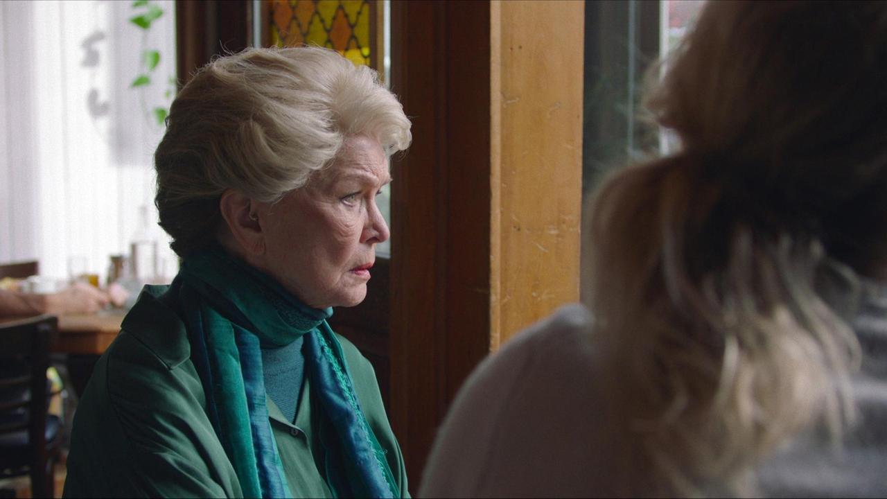 Szene aus dem Film "Pieces of A Woman". Eine ältere und eine jüngere Frau sitzen an einem Tisch.