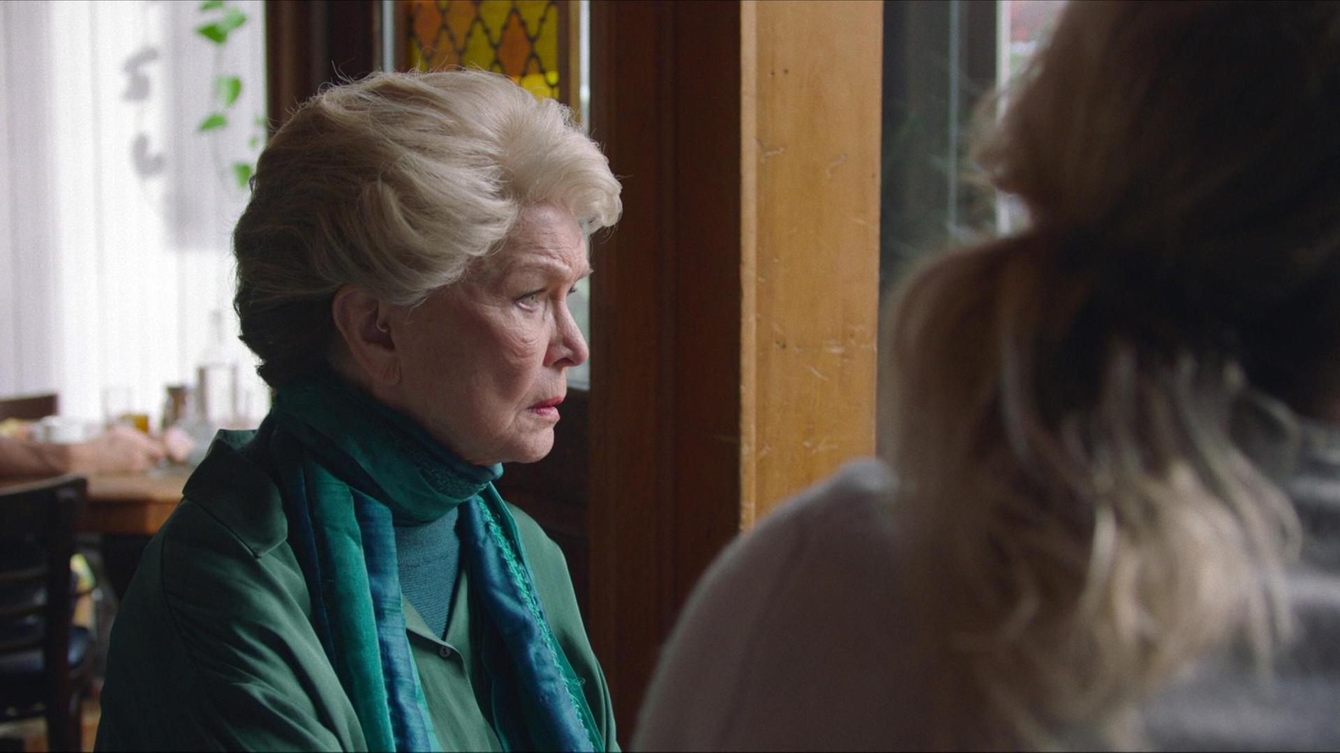 Szene aus dem Film "Pieces of A Woman". Eine ältere und eine jüngere Frau sitzen an einem Tisch. Szene aus dem Film "Pieces of A Woman". Eine ältere und eine jüngere Frau sitzen an einem Tisch.