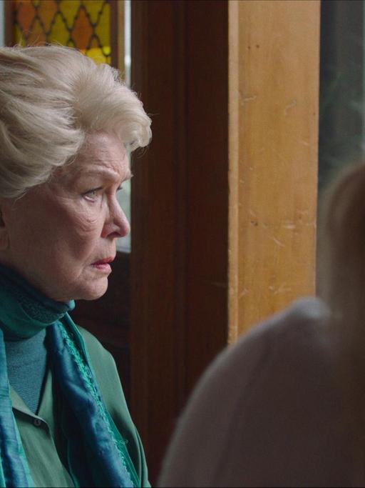 Szene aus dem Film "Pieces of A Woman". Eine ältere und eine jüngere Frau sitzen an einem Tisch.