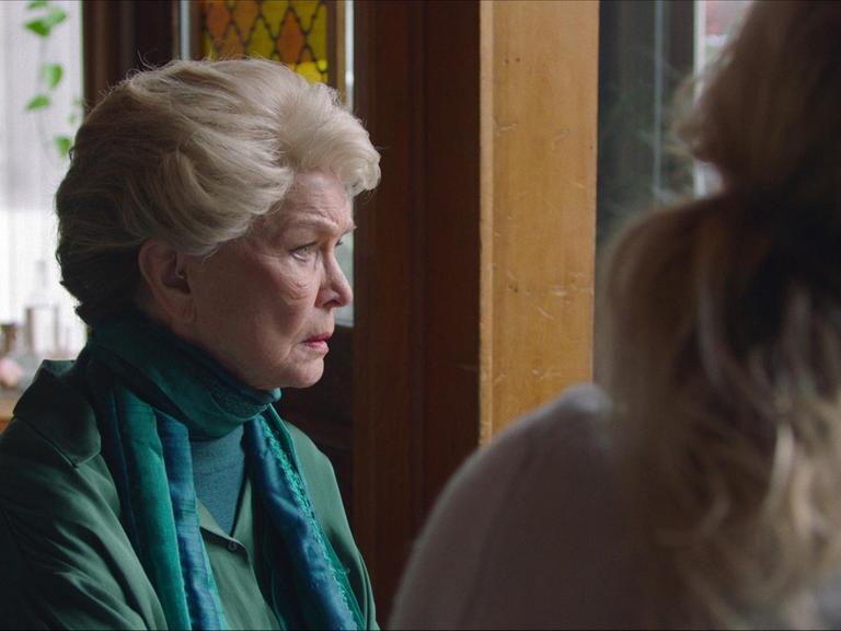 Szene aus dem Film "Pieces of A Woman". Eine ältere und eine jüngere Frau sitzen an einem Tisch.