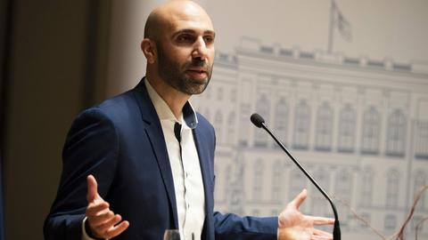 Psychologe und Autor Ahmad Mansour während der zentralen Einbürgerungsfeier im Abgeordnetenhaus in Berlin